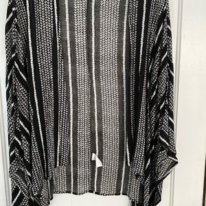 Carly Jean Los Angeles short kimono